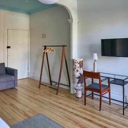 Guestready - Cedofeita Pool Отель *